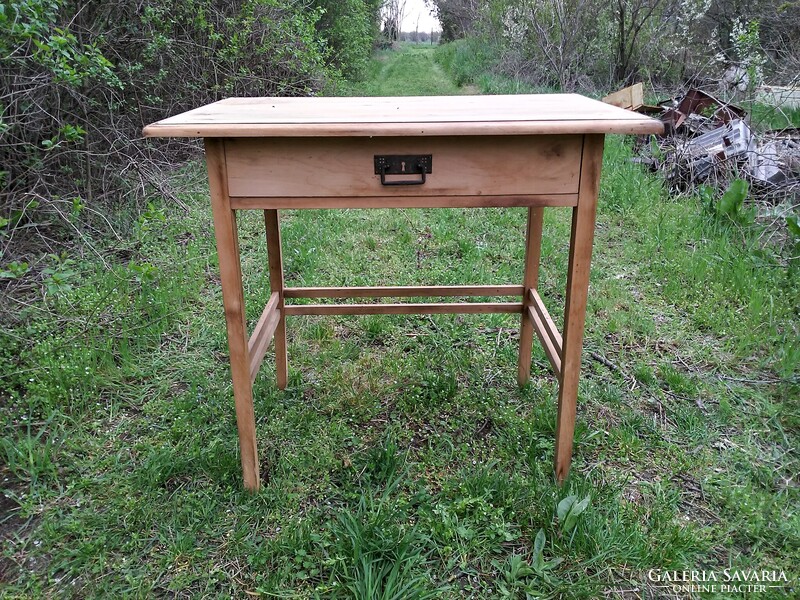Natural wood table, in good condition. 83 x 52 cm, 80 cm high.