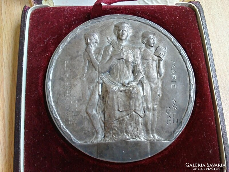 Silver Commemorative Coin with Original Box, Austrian Chamber of Commerce, 1910. Made by Peter Breithut. 118.5g,