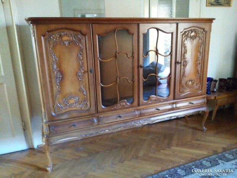 Chippendale, neobarokk, négyajtós tálalószekrény. Szép állapotú.