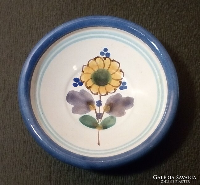 Tamás Mária kézzel festett kerámia kistál/falitányér (8,5 cm, 1980)