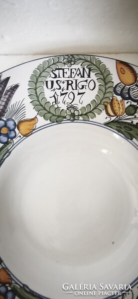 Nagy méretű habán stílusú kézzel festett kerámia fali tál – "Stefanus Rigo 1727" (32 cm)