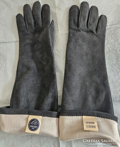 Klasszikusan elegáns, suede bőrből készült, hosszúszárú női kesztyű bécsi manufaktúrából