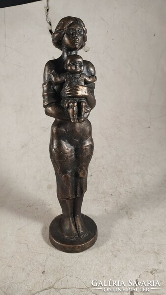 Szignált bronzírozott képcsarnokos szobor 550