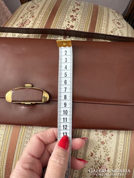 Prémium minőségű konyakbarna valódi bőr női táska – letisztult vintage elegancia