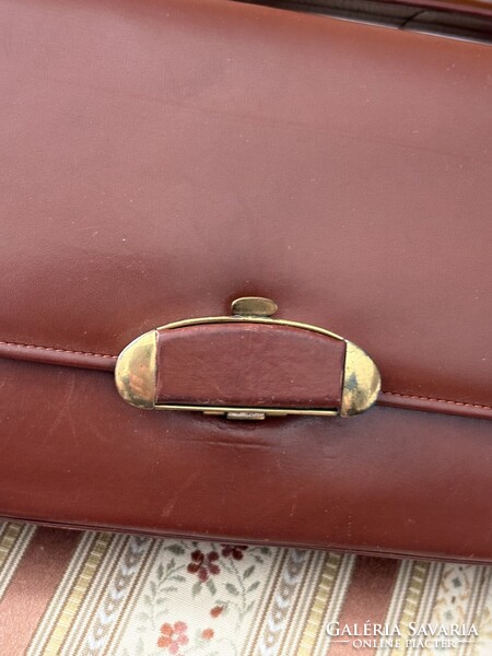 Prémium minőségű konyakbarna valódi bőr női táska – letisztult vintage elegancia