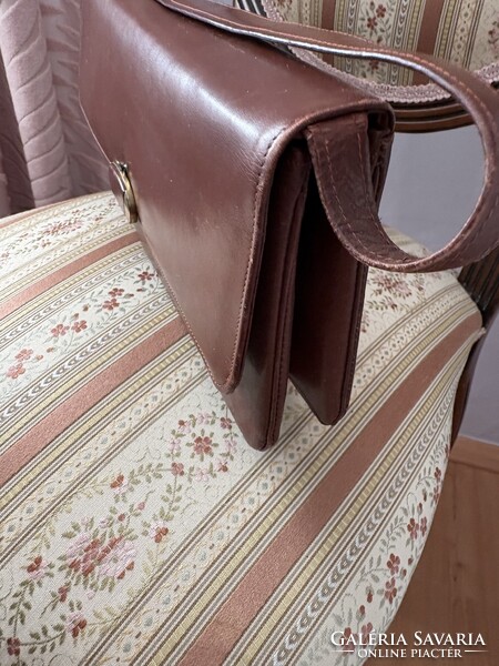 Prémium minőségű konyakbarna valódi bőr női táska – letisztult vintage elegancia