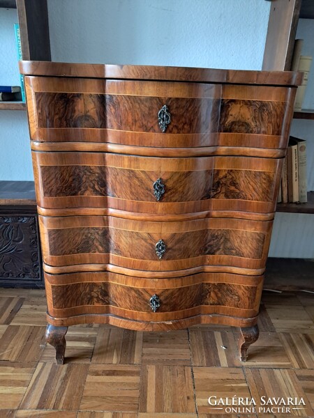 Antik jellegű, diógyökérfurnéros, négyfiókos biedermeier komód