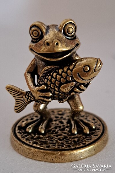 Miniature copper lucky frog when catching the lucky fish