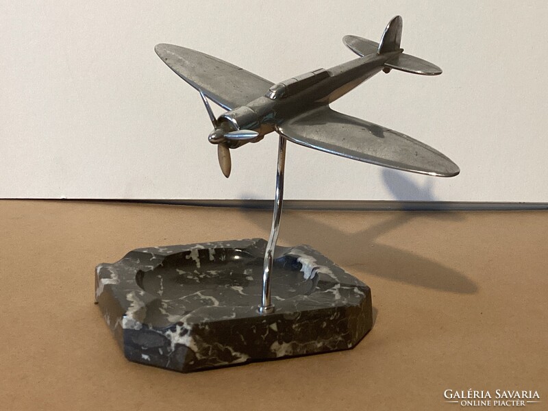 Art Deco márvány asztali  hamutartó ll. világháborús krómozott repülő modellel .
