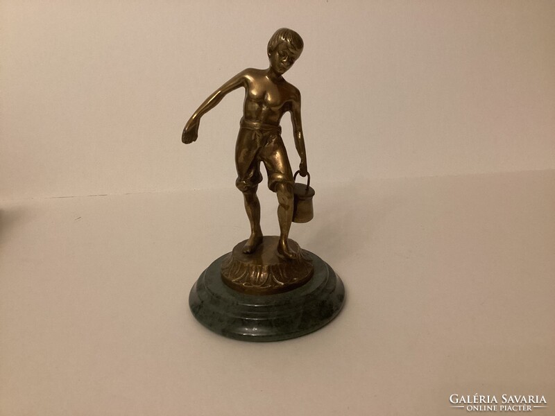 Fiú vödörrel, réz szobor, jelzés nélkül, m: 14,5 cm .